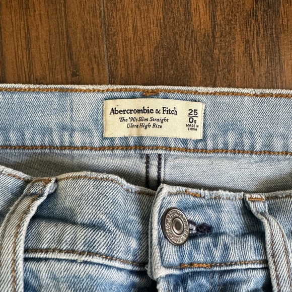 Abercrombie & Fitch - Picture 2 of 4